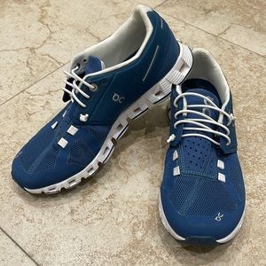 ON Cloud Sneakers Size 6